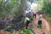 Sinergitas Polsek Karangpawitan dan Damkar padamkan lahan yang terbakar