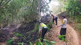 Sinergitas Polsek Karangpawitan dan Damkar padamkan lahan yang terbakar