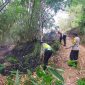 Sinergitas Polsek Karangpawitan dan Damkar padamkan lahan yang terbakar