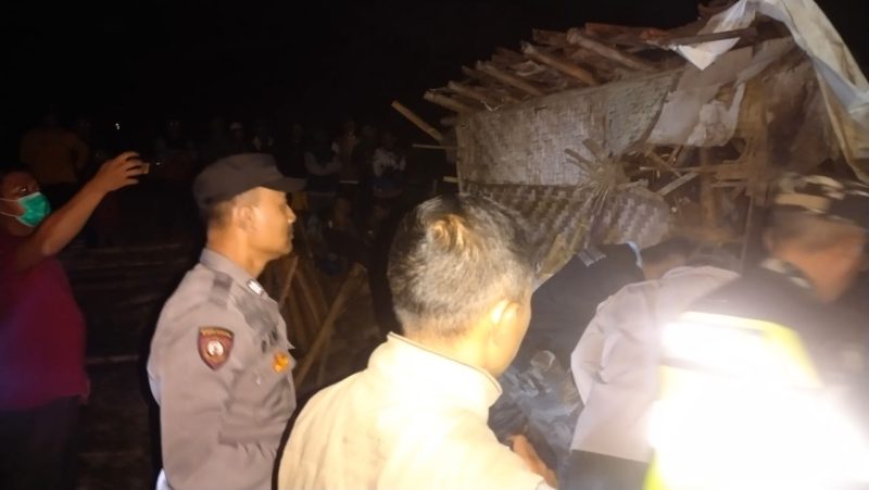 Polsek Cibatu dan Damkar berhasil evakuasi Utar dalam kondisi tergantung di dalam sumur
