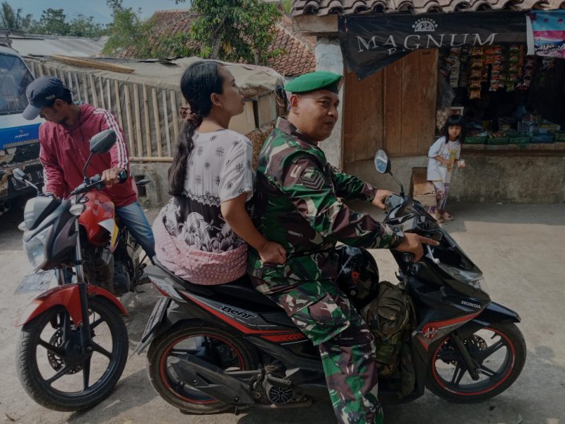 Serka Riswanto membantu Ibu Upah (35), seorang warga Kelurahan Karangmulya yang akan melahirkan. 
