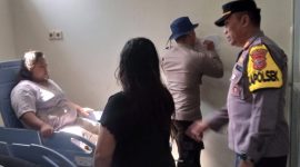 Kapolsek Cikelet Polres Garut bantu evakuasi wisatawan yang terseret ombak di Karang Papak
