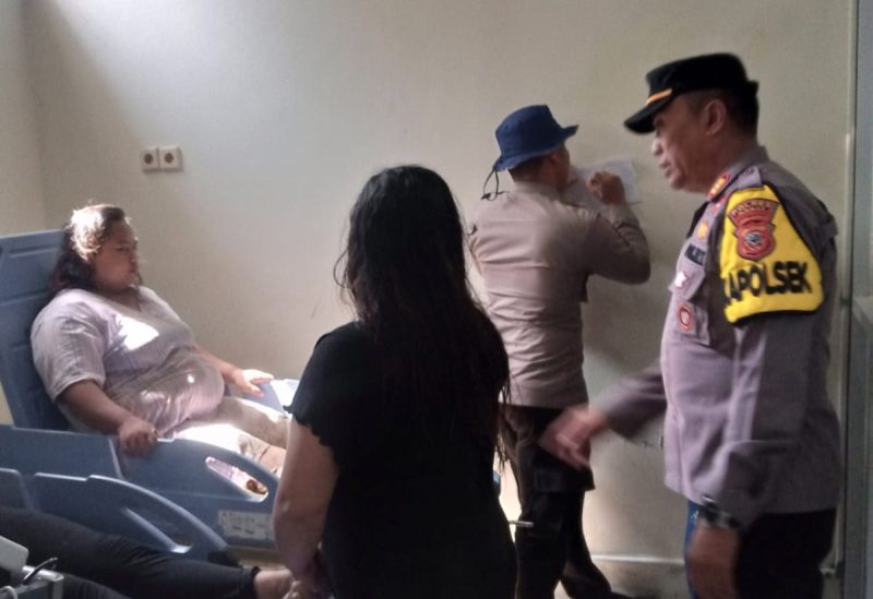 Kapolsek Cikelet Polres Garut bantu evakuasi wisatawan yang terseret ombak di Karang Papak