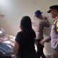 Kapolsek Cikelet Polres Garut bantu evakuasi wisatawan yang terseret ombak di Karang Papak