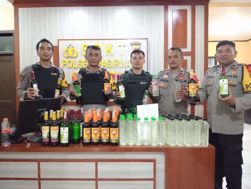 Kapolsek Pasirwangi dan anggota berhasil menciduk pengedar miras