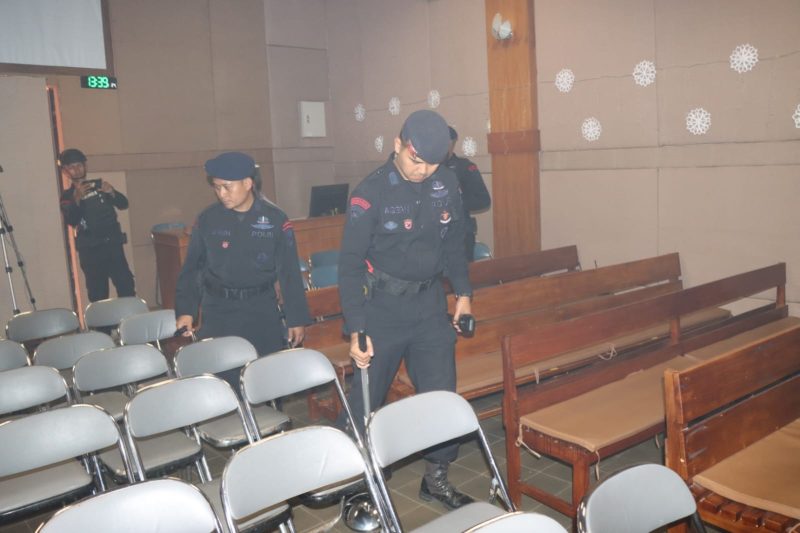 Tim Jibom Polda Jabar lakukan Sterilisasi di 6 Gereja yang ada di Kecamatan Garut Kota.