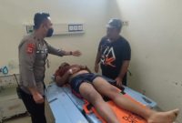 Polsek Cibalong Polres Garut bantu evakuasi wisatawan yang terbawa arus di pantai Karangpapak Kecamatan Cibalong Kabupaten Garut. 