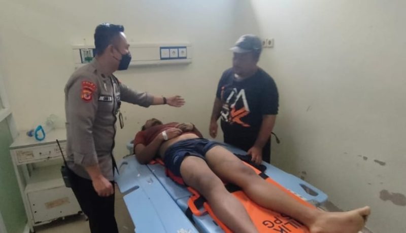 Polsek Cibalong Polres Garut bantu evakuasi wisatawan yang terbawa arus di pantai Karangpapak Kecamatan Cibalong Kabupaten Garut. 