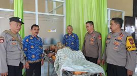 Aiptu Misja Bhabinkamtibmas Kel. Kota Wetan Polsek Garut evakuasi lansia tergeletak di emperan toko Sukaregang
