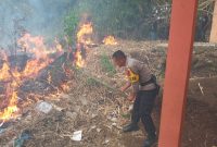 Polsek Pasirwangi Polres Garut bantu padamkan api dalam peristiwa kebakaran lahan pohon bambu seluas 1400 M² di Kampung Simpeureum Desa Padasuka 