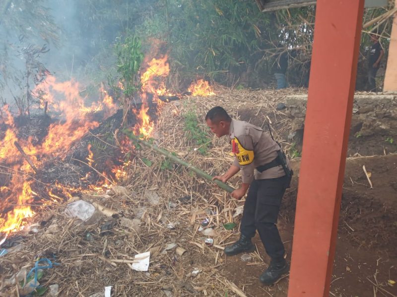 Polsek Pasirwangi Polres Garut bantu padamkan api dalam peristiwa kebakaran lahan pohon bambu seluas 1400 M² di Kampung Simpeureum Desa Padasuka 