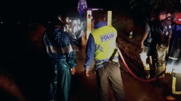 Polsek Malangbong Polres Garut beserta cek lokasi kejadian bencana alam tanah longsor di jalur Jalan Provinsi arah Wado Sumedang 