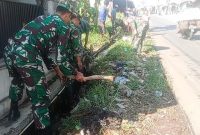 Anggota Koramil 1113/Bayongbong, Kodim 0611/Garut sedang membersihkan parit yang tersumbat
