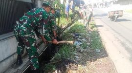 Anggota Koramil 1113/Bayongbong, Kodim 0611/Garut sedang membersihkan parit yang tersumbat
