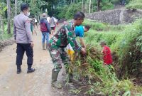 Koramil 1122/Pakenjeng bersama Polri gotong royong bersihkan saluran air yang tersumbat
