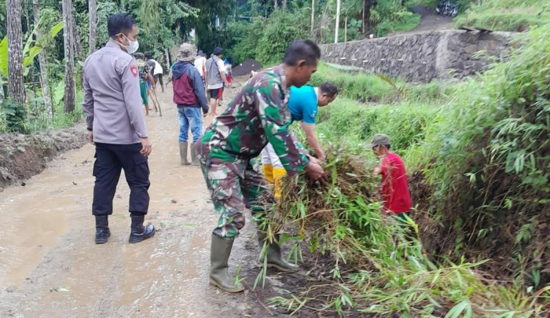 Koramil 1122/Pakenjeng bersama Polri gotong royong bersihkan saluran air yang tersumbat