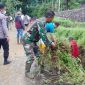 Koramil 1122/Pakenjeng bersama Polri gotong royong bersihkan saluran air yang tersumbat