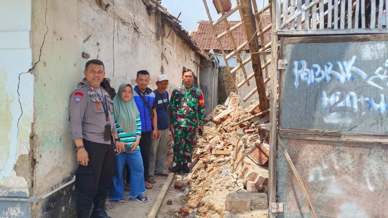Babinsa Koramil 1112/Pasirwangi cek tkp bangunan lumbung padi yang roboh