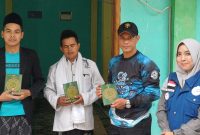 Dan unit Intel Kodim 0611/Garut Letda Inf Asep Irawan bersama GSJ Bekasi salurkan bantuan Al-Qur'an untuk anak-anak santri Madrasah Al-Hafidz
