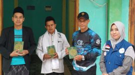 Dan unit Intel Kodim 0611/Garut Letda Inf Asep Irawan bersama GSJ Bekasi salurkan bantuan Al-Qur'an untuk anak-anak santri Madrasah Al-Hafidz

