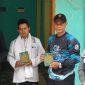 Dan unit Intel Kodim 0611/Garut Letda Inf Asep Irawan bersama GSJ Bekasi salurkan bantuan Al-Qur'an untuk anak-anak santri Madrasah Al-Hafidz
