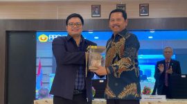 Rektor IPI Garut Prof. Dr. Nizar Alam Hamdani, SE., M.M., M.T., M.Si., M.Kom secara resmi membuka acara penyerahan sertifikat pendidik dan sumpah profesi guru