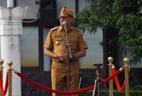 dr. Helmi Budiman saat apel di lapangan setda garut