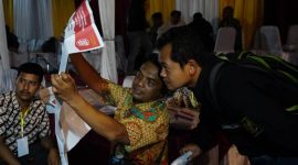 Paku pencoblosan kertas suara saat simulasi di Desa Jati tidak sesuai standar
