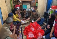Ketua DPC PDI Perjuangan Garut Yudha Puja Turnawan blusukan baantu beban rakyat di kecamatan Banyuresmi