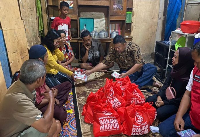 Ketua DPC PDI Perjuangan Garut Yudha Puja Turnawan blusukan baantu beban rakyat di kecamatan Banyuresmi