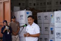 Pejabat Bupati Garut secara simbolis melepas kendaraan logistik pemilu 2024