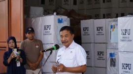 Pejabat Bupati Garut secara simbolis melepas kendaraan logistik pemilu 2024