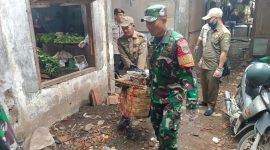 Koramil 1108/Kadungora Kodim 0611/Garut sedang membersihkan sampah di Pasar Kadungora