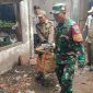 Koramil 1108/Kadungora Kodim 0611/Garut sedang membersihkan sampah di Pasar Kadungora