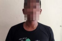 Salah satu pelaku dari 3 tersangka pengeroyokan nelayan di serahkan Polsek Cikelet  ke Sat Reskrim Polres Garut