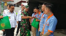 Bantuan Paket Sembako dari Pangdam III/Slw Mayjen TNI Erwin Djatniko disalurkan oleh Komandan Kodim 0610/Sumedang Letkol Kav Christian Gordon Rambu M.Si.(Han)., kepada warga yang terdampak bencana gempa bumi.