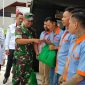 Bantuan Paket Sembako dari Pangdam III/Slw Mayjen TNI Erwin Djatniko disalurkan oleh Komandan Kodim 0610/Sumedang Letkol Kav Christian Gordon Rambu M.Si.(Han)., kepada warga yang terdampak bencana gempa bumi.