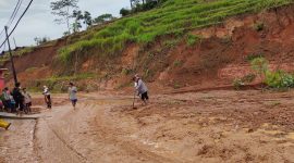 Sepanjang 50 meter menutupi jalan jalur Bungbulang akibat longsor dengan ketebalan lumpur mencapai 30 cm