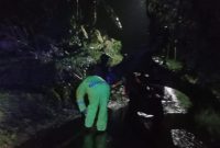 Polsek Wanaraja Polres Garut Evakuasi pohon tumbang