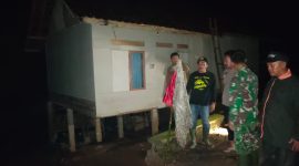 Polsek Cisompet evakuasi warga yang tertimpa longsor