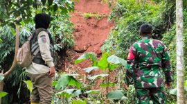 Anggota Koramil 1106/Malangbong cek lokasi longsor
