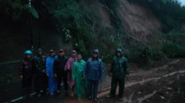 Danramil 1122/Pakenjeng pimpin langsung pengecekan lokasi longsor