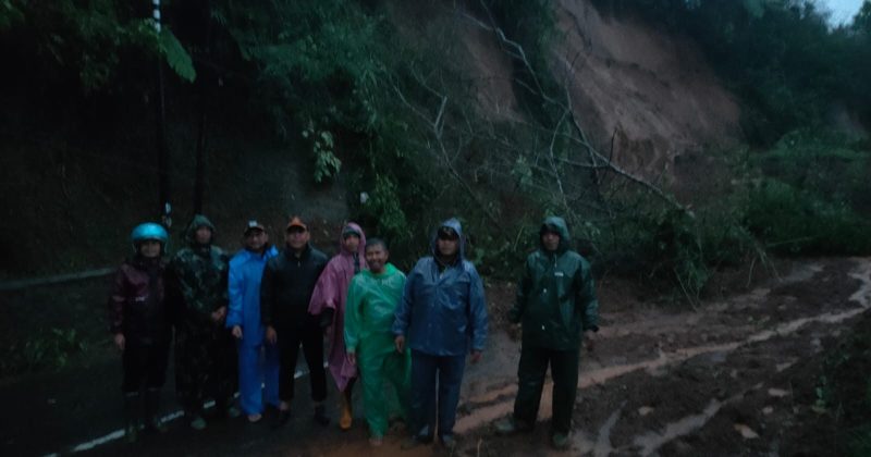 Danramil 1122/Pakenjeng pimpin langsung pengecekan lokasi longsor