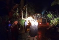 Danramil 1122/Pakenjeng melaporkan malam ini akses jalan yang tertutupi tanah longsor sudah bisa dilewati kendaraan