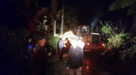 Danramil 1122/Pakenjeng melaporkan malam ini akses jalan yang tertutupi tanah longsor sudah bisa dilewati kendaraan