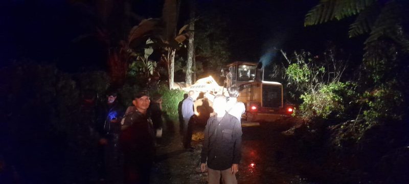 Danramil 1122/Pakenjeng melaporkan malam ini akses jalan yang tertutupi tanah longsor sudah bisa dilewati kendaraan