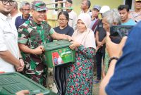 Panglima TNI bantu warga Sumedang pasca gempa dengan membagikan sembako 