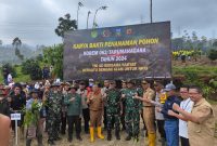 Sinergitas TNI Polri tanam ratusan pohon di Pasirwangi