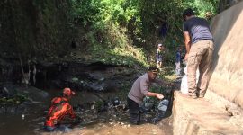 Polsek Cilawu dan TNI bersihkan Sungai Cipeujeuh 