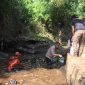 Polsek Cilawu dan TNI bersihkan Sungai Cipeujeuh 